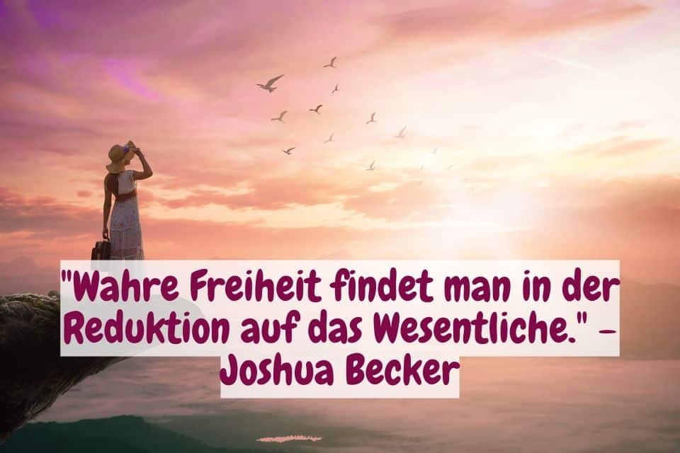 Frau auf einem Felsvorsprung blickt aufs Meer. Zitat: "Wahre Freiheit findet man in der Reduktion auf das Wesentliche." - Joshua Becker