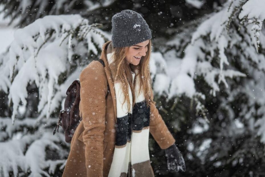 Femme avec une image d'humeur hivernale - le processus de transformation hivernale 50 raisons pour lesquelles j'aime l'hiver