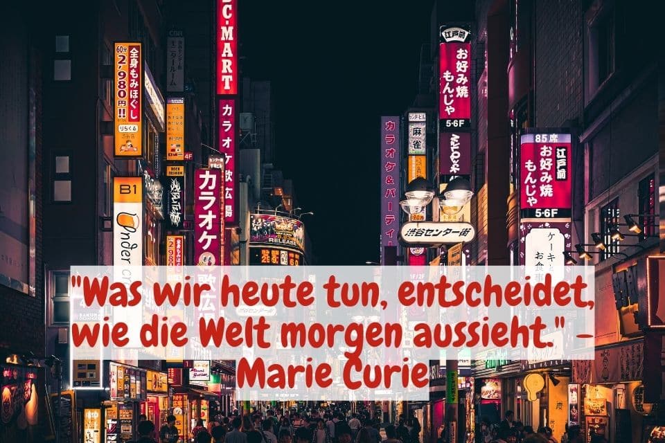 Beleuchtet Straße Japan und Zitat: "Was wir heute tun, entscheidet, wie die Welt morgen aussieht." - Marie Curie