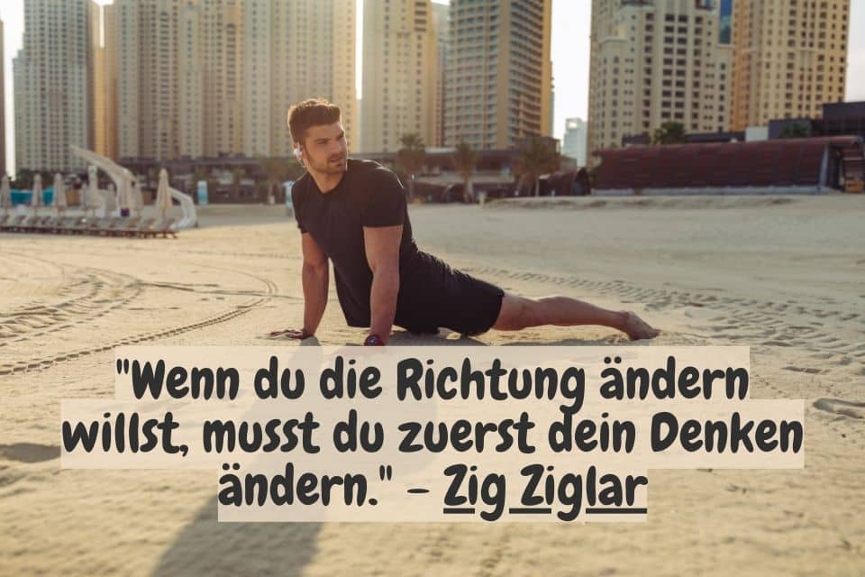 Mann am Strand macht Liegestützen. Zitat: "Wenn du die Richtung ändern willst, musst du zuerst dein Denken ändern." - Zig Ziglar