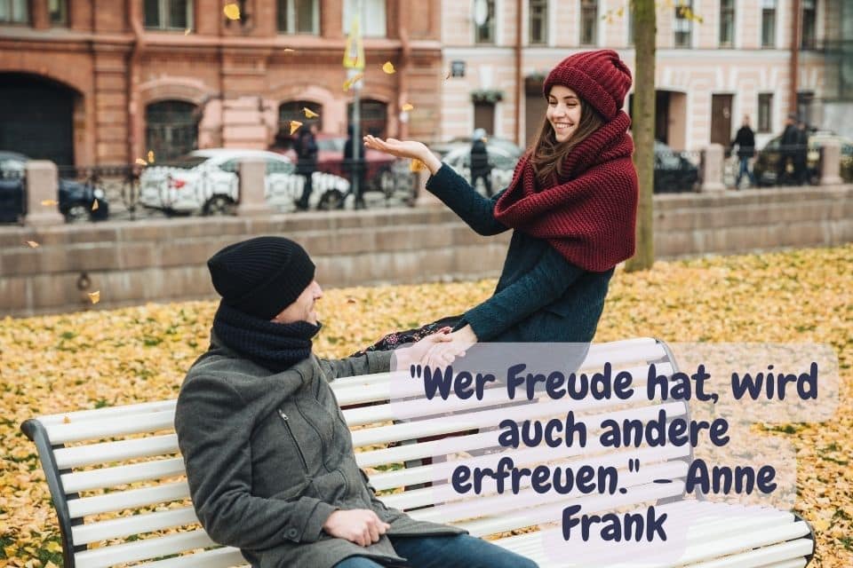 Mann und Frau auf einer Bang sind erfreut. Zitat: "Wer Freude hat, wird auch andere erfreuen." - Anne Frank