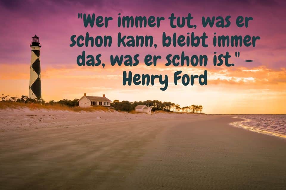 Zitat: "Wer immer tut, was er schon kann, bleibt immer das, was er schon ist." - Henry Ford - Leuchtturm und Strand bei Sonnenuntergang