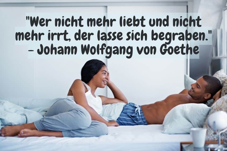 Ein Paar unterhält sich im Bett. Zitat: "Wer nicht mehr liebt und nicht mehr irrt, der lasse sich begraben." - Johann Wolfgang von Goethe