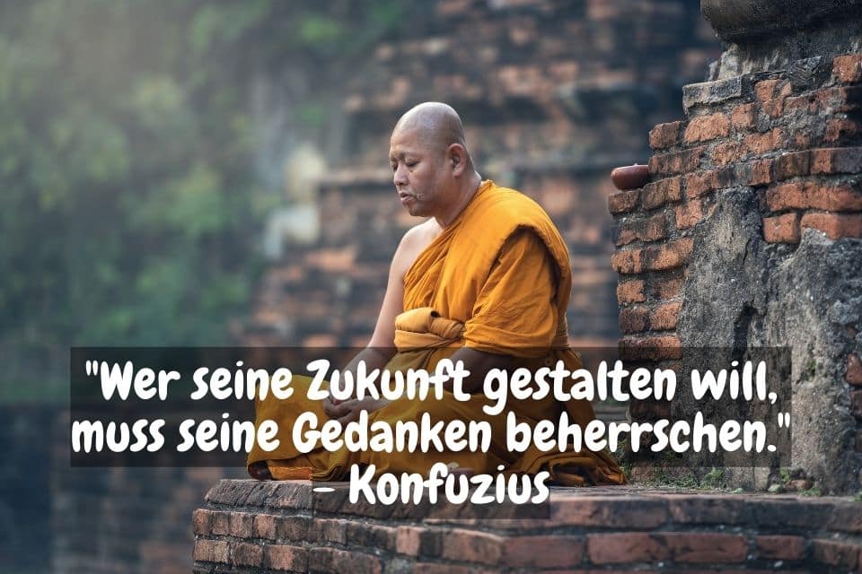 Buddha mit Zitat: "Wer seine Zukunft gestalten will, muss seine Gedanken beherrschen." - Konfuzius