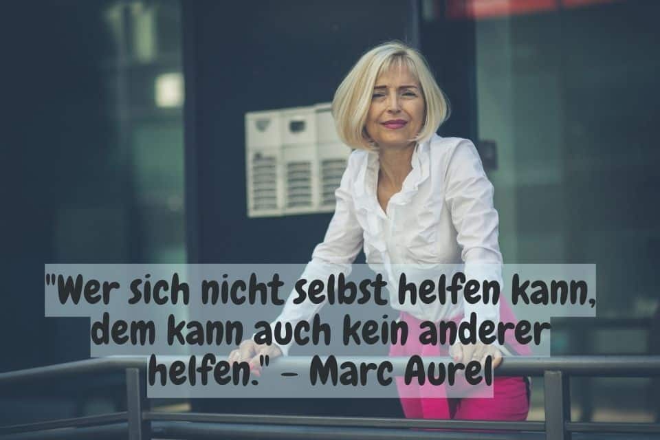 Blonde Frau hält sich am Treppengeländer fest. Zitat: "Wer sich nicht selbst helfen kann, dem kann auch kein anderer helfen." - Marc Aurel