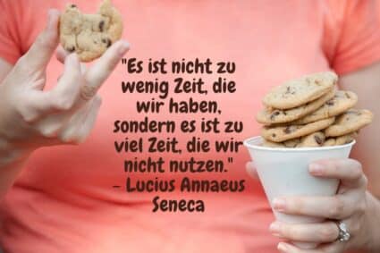 Eine Keks essende Frau mit Zitat: "Es ist nicht zu wenig Zeit, die wir haben, sondern es ist zu viel Zeit, die wir nicht nutzen." - Lucius Annaeus Seneca