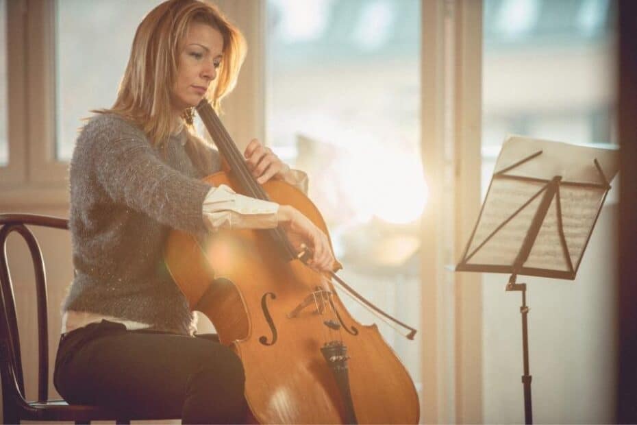 Une femme à la basse du violoncelle - comment lâcher prise - la musique comme thérapie
