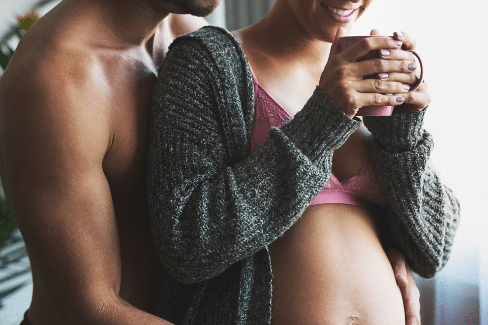 ชายและหญิงชื่นชมยินดี ว่าเธอกำลังตั้งครรภ์ - ทำอย่างไรถึงจะมีลูก