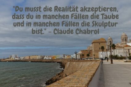 Stranpromenade Stadt mit Zitat: "Du musst die Realität akzeptieren, dass du in manchen Fällen die Taube und in manchen Fällen die Skulptur bist." - Claude Chabrol