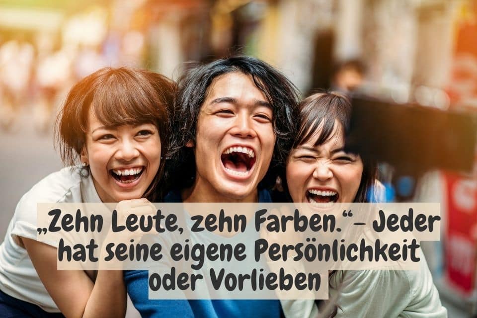 Drei lachende Japaner und Spruch: „Zehn Leute, zehn Farben.“- Jeder hat seine eigene Persönlichkeit oder Vorlieben
