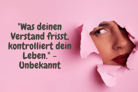 Pinke Wand - Eine Frau schaut durch ein Loch mit dem Zitat: "Was deinen Verstand frisst, kontrolliert dein Leben." - Unbekannt
