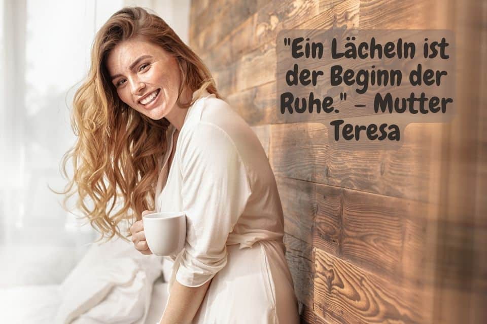 Lächelnde Frau trinkt einen Kaffee und Zitat: "Ein Lächeln ist der Beginn der Ruhe." - Mutter Teresa