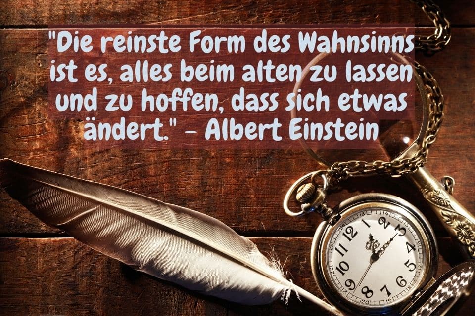 Alte Uhr, Lupe und Schreibfeder mit Zitat: "Die reinste Form des Wahnsinns ist es, alles beim alten zu lassen und zu hoffen, dass sich etwas ändert." - Albert Einstein
