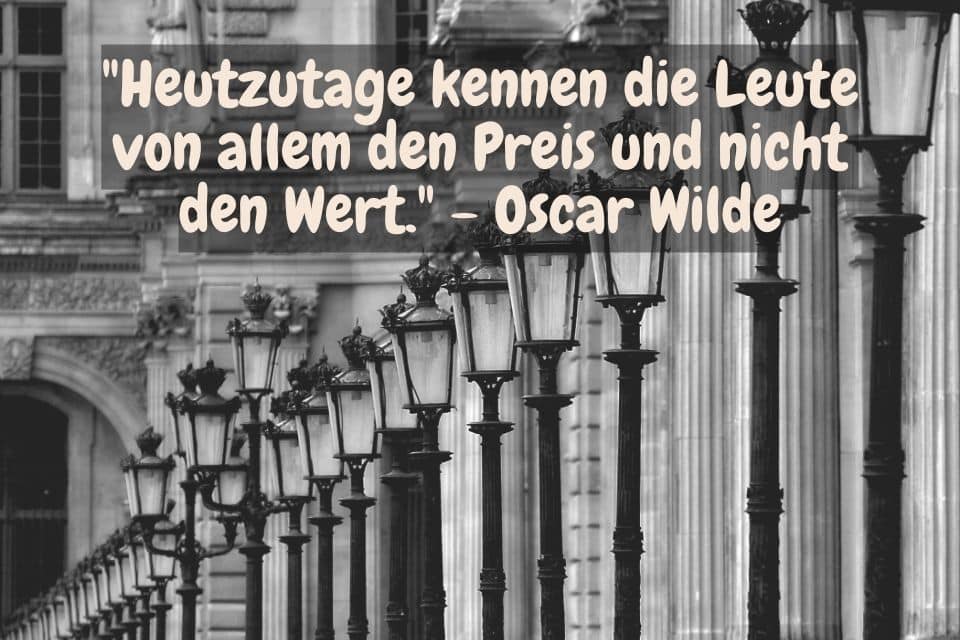 Viele Straßenlaternen und Spruch: "Heutzutage kennen die Leute von allem den Preis und nicht den Wert." - Oscar Wilde
