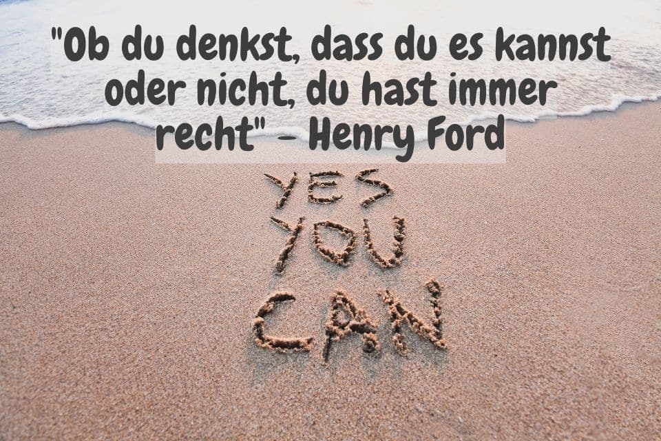 Schriftzug im Sand am Meer: yes you can und Zitat "Ob du denkst, dass du es kannst oder nicht, du hast immer recht" - Henry Ford