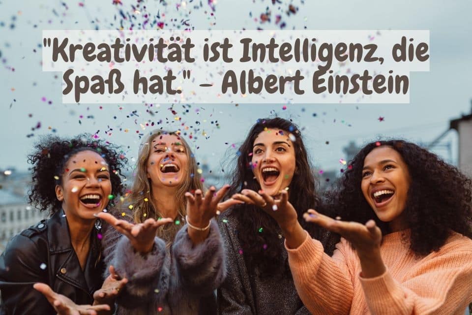 4 Frauen und Zitat: "Kreativität ist die Intelligenz, die Spaß hat." - Einstein