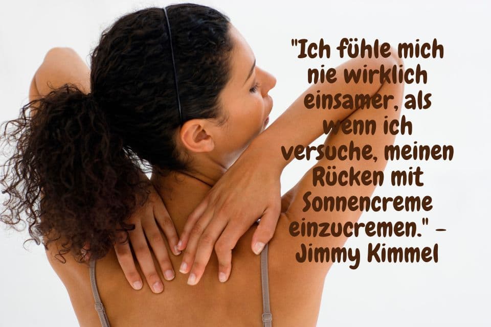 Eine Frau will sich alleine am Rücken eincremen mit lustigem Zitat:"Ich fühle mich nie wirklich einsamer, als wenn ich versuche, meinen Rücken mit Sonnencreme einzucremen." - Jimmy Kimmel