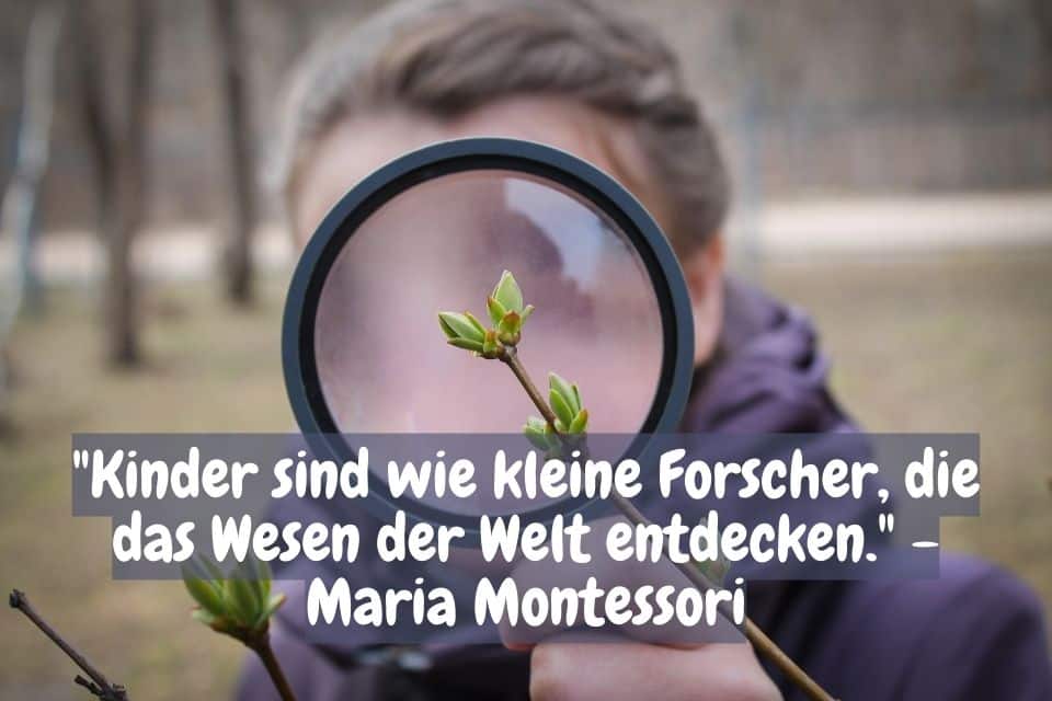Ein Kind nimmt eine Knospe unter die Lupe. Zitat: Die 18 besten Zitate Maria Montessori
