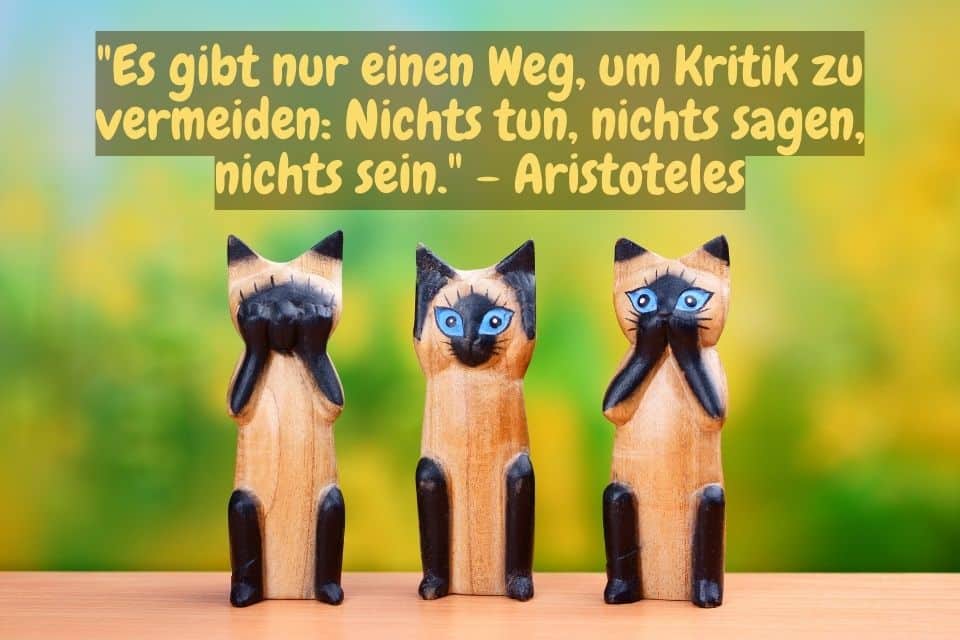 3 Katzen aus Holz und Zitat: "Es gibt nur einen Weg, um Kritik zu vermeiden: Nichts tun, nichts sagen, nichts sein." - Aristoteles