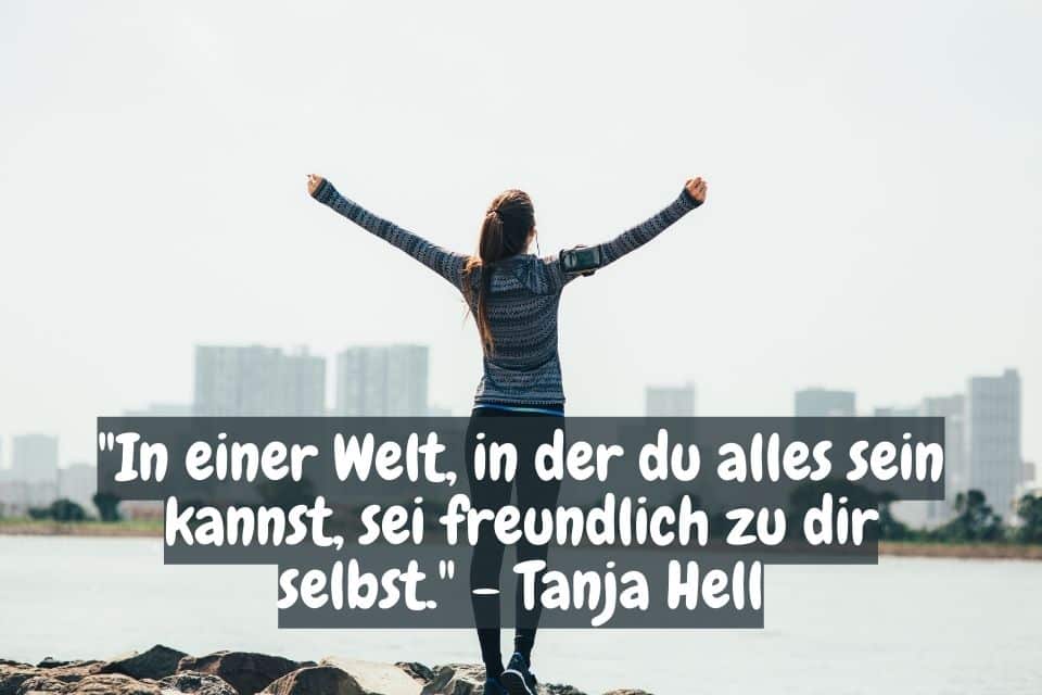 Frau am Fluss mit Zitat: "In einer Welt, in der du alles sein kannst, sei freundlich zu dir selbst." - Tanja Hell