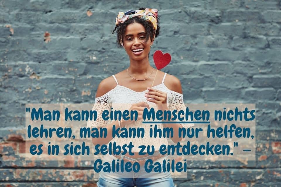 Hübsche Frau mit einem roten Herz in der Hand und Zitat: "Man kann einen Menschen nichts lehren, man kann ihm nur helfen, es in sich selbst zu entdecken." – Galileo Galilei