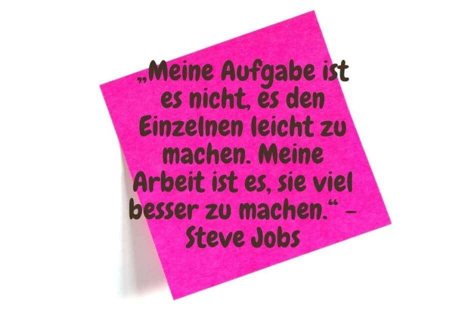 Eine violettes Postit mit: „Meine Aufgabe ist es nicht, es den Einzelnen leicht zu machen. Meine Arbeit ist es, sie viel besser zu machen.“ - Steve Jobs